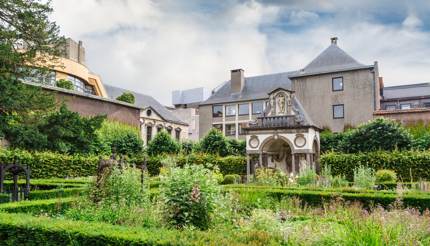 Exterior view of house and garden - Rubenshuis