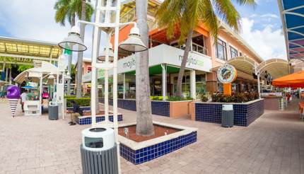 Bayside marketplace in Biscayne Bay